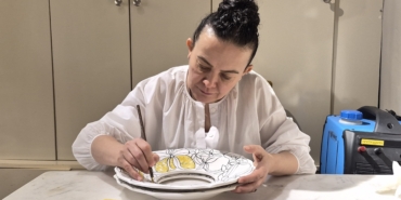 SERMAYESİ OLAN ELLERİNİ KORUMAK İÇİN BIÇAK BİLE KULLANMIYOR CESARETİ SAYESİNDE 2000 YILINDA BAŞLADIĞI SERAMİK ATÖLYESİNDE BUGÜN HALA SANATINI İCRA ETMEYE DEVAM EDİYOR SERAMİK SANATÇI ALİNA ÖZNÜR: "HERKESİN BİR SERMAYESİ VAR, BENİMKİ DE ELLERİM, ONLARI KORUMAYA ÇOK ÖZEL GÖSTERİYORUM" "SANAT İÇİN DOĞDUĞUMU DÜŞÜNÜYORUM"