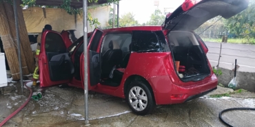 SİNOP'TA ARACINI YIKAYAN SÜRÜCÜNÜN OTOMOBİLİ ALEV ALDI