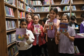 SÖKE'DEN GELEN MİNİK ÖĞRENCİLER İLK KEZ KÜTÜPHANE HEYECANI YAŞADI