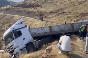 SOLHAN'DA MALZEME YÜKLÜ TIR UÇURUM KENARINDA ASKIDA KALDI