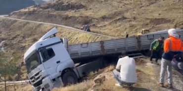 SOLHAN'DA MALZEME YÜKLÜ TIR UÇURUM KENARINDA ASKIDA KALDI