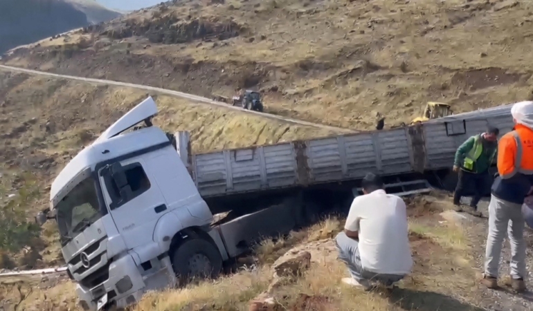 SOLHAN'DA MALZEME YÜKLÜ TIR UÇURUM KENARINDA ASKIDA KALDI
