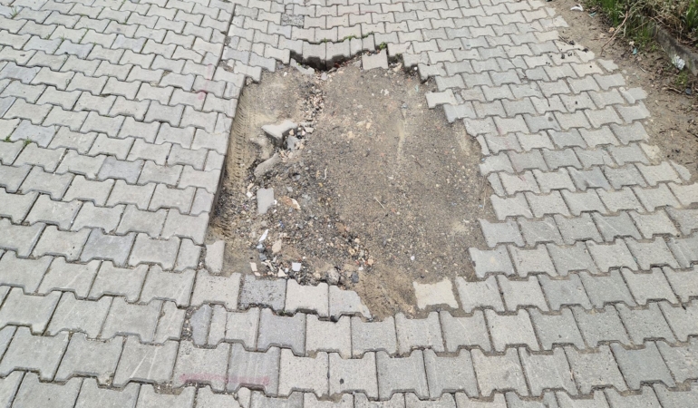 SÜLEYMANPAŞA'DA BOZUK SOKAKLAR TEPKİ ÇEKİYOR VATANDAŞLARDAN BELEDİYEYE TEPKİ: ARAÇLARIMIZIN LASTİKLERİ PERT OLDU