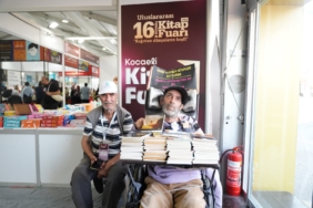 TEK PARMAĞIYLA 27 KİTAP YAZDI