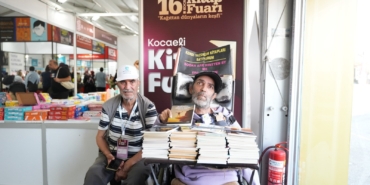 TEK PARMAĞIYLA 27 KİTAP YAZDI