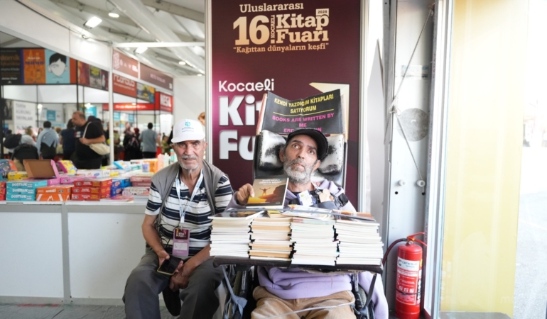 TEK PARMAĞIYLA 27 KİTAP YAZDI