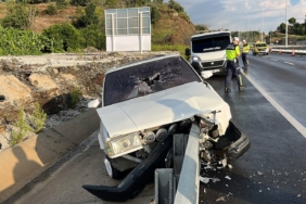 TOFAŞ OTOMOBİL, DEMİR BARİYERLERE OK GİBİ SAPLANDI, SÜRÜCÜ YARALANDI