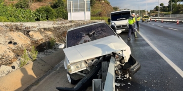 TOFAŞ OTOMOBİL, DEMİR BARİYERLERE OK GİBİ SAPLANDI, SÜRÜCÜ YARALANDI