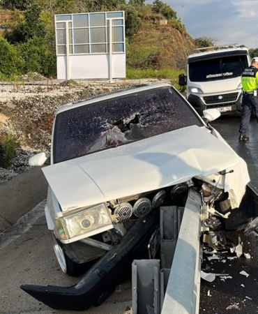 TOFAŞ OTOMOBİL, DEMİR BARİYERLERE OK GİBİ SAPLANDI, SÜRÜCÜ YARALANDI