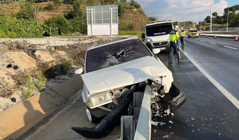 TOFAŞ OTOMOBİL, DEMİR BARİYERLERE OK GİBİ SAPLANDI, SÜRÜCÜ YARALANDI