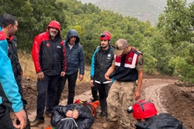 YAĞIŞ NEDENİYLE KÖYDE MAHSUR KALAN HASTAYA EKİPLER ULAŞTI