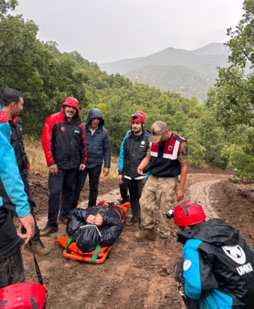 YAĞIŞ NEDENİYLE KÖYDE MAHSUR KALAN HASTAYA EKİPLER ULAŞTI