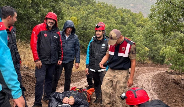 YAĞIŞ NEDENİYLE KÖYDE MAHSUR KALAN HASTAYA EKİPLER ULAŞTI