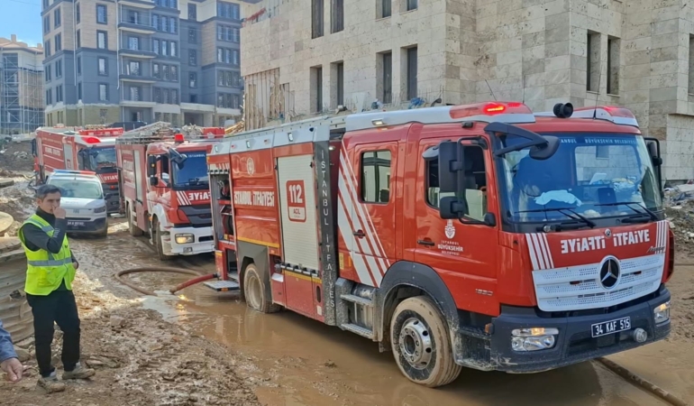 TUZLA'DA ŞANTİYE ALANINDA YANGIN PANİĞİ