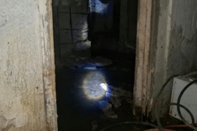 ÜSKÜDAR'DA RÖGAR PATLADI: BODRUM KATINI PİS SU BASTI, APARTMAN SAKİNLERİ YARDIM BEKLİYOR