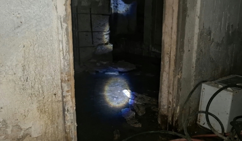 ÜSKÜDAR'DA RÖGAR PATLADI: BODRUM KATINI PİS SU BASTI, APARTMAN SAKİNLERİ YARDIM BEKLİYOR