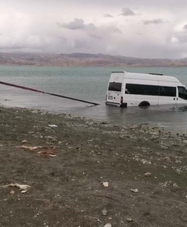 VAN'DA MİNİBÜS ERÇEK GÖLÜ'NE UÇTU: SÜRÜCÜ GÖLE UÇAN MİNİBÜSTEN KENDİ İMKANLARI İLE ÇIKTI