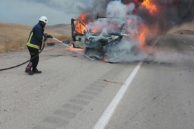 VAN'DA SEYİR HALİNDEKİ KAMYONET ALEV ALEV YANDI
