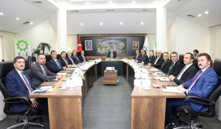 YAYMANOĞLU: "NİTELİKLİ İŞ GÜCÜ, SÜRDÜRÜLEBİLİR SANAYİ ÜRETİMİNİN TEMELİDİR" DENİZLİ OSB, İL İSTİHDAM VE MESLEKİ EĞİTİM KURULU 4. OLAĞAN TOPLANTISINA EV SAHİPLİĞİ YAPTI