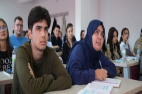 YILLAR SONRA EĞİTİM HAYATINA DÖNEN KADIN OĞLUYLA AYNI ÜNİVERSİTEDE OKUYOR