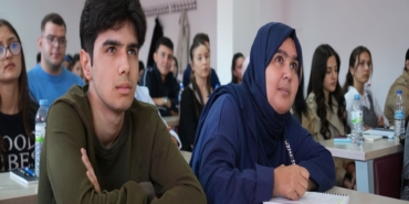 YILLAR SONRA EĞİTİM HAYATINA DÖNEN KADIN OĞLUYLA AYNI ÜNİVERSİTEDE OKUYOR