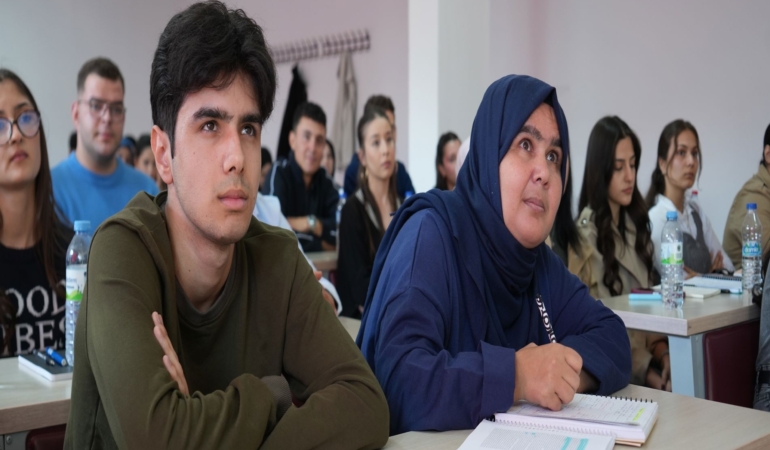 YILLAR SONRA EĞİTİM HAYATINA DÖNEN KADIN OĞLUYLA AYNI ÜNİVERSİTEDE OKUYOR