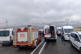YÜKSEKOVA'DA ÖĞRENCİ SERVİSİ DEVRİLDİ: 10 YARALI