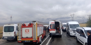 YÜKSEKOVA'DA ÖĞRENCİ SERVİSİ DEVRİLDİ: 10 YARALI
