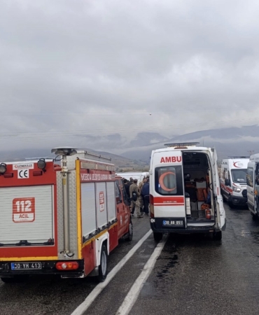YÜKSEKOVA'DA ÖĞRENCİ SERVİSİ DEVRİLDİ: 10 YARALI