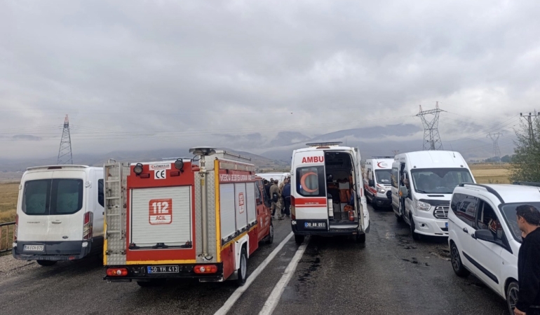 YÜKSEKOVA'DA ÖĞRENCİ SERVİSİ DEVRİLDİ: 10 YARALI